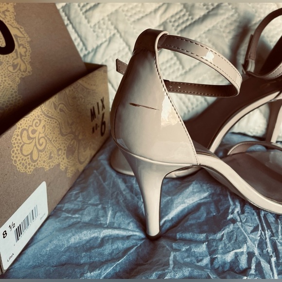 Mix no.6 Heeled Sandal Size 8.5. Worn 1x to a wedding Scuff L heel
4” heel. EUC - Picture 7 of 7